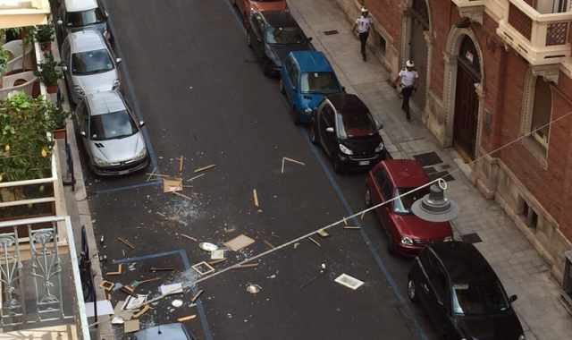 Bari, un uomo lancia mobili, quadri e oggetti pesanti dalla finestra: video